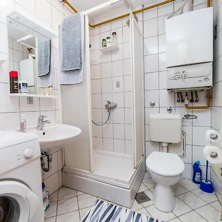 Lovely With Free Parking Apartment